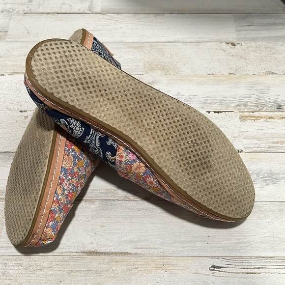Like New Slip On Toms Women’s size 6.5 - Picture 2 of 6